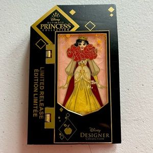 DISNEY DESIGNER COLLECTION SNOW WHITE HINGED PIN ULTIMATE PRINCESS COLLECTION
